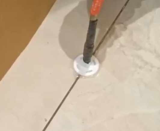 潮安瓷砖空鼓维修公司专业解答瓷砖在铺贴过程中，如果没有涂抹均匀到位的粘结材料（如水泥砂浆或瓷砖胶），可能会导致以下问题