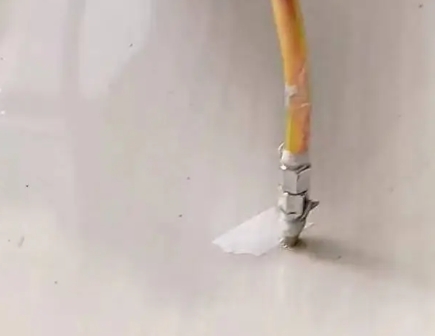 潮安瓷砖空鼓维修公司专业解答在瓷砖铺贴过程中，如果使用的砂料过粗（如全部使用了粗砂），可能会导致以下问题