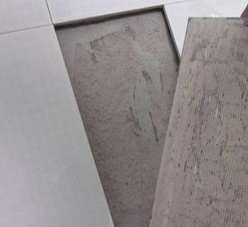潮安瓷砖空鼓维修公司分享瓷砖铺贴时如果打浆（即涂抹在瓷砖背面和基层上的砂浆或瓷砖胶）过少，会带来以下问题